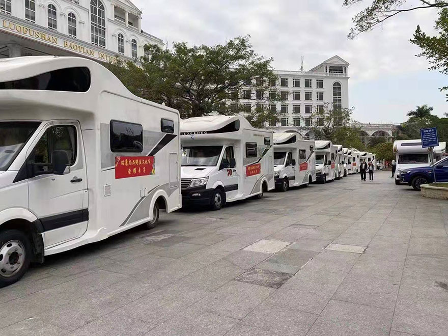 广东省广州市哪里有配带司机随驾自驾依维柯房车出租一天多少钱_广州租车游玩包车用车 首选广州蓝图汽车租赁公司