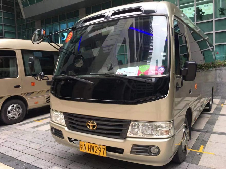 广东广州市区商务接待配带司机出租豪华丰田考斯特中巴车(16座)_广州租车包车用车 首选广州蓝图汽车租赁公司