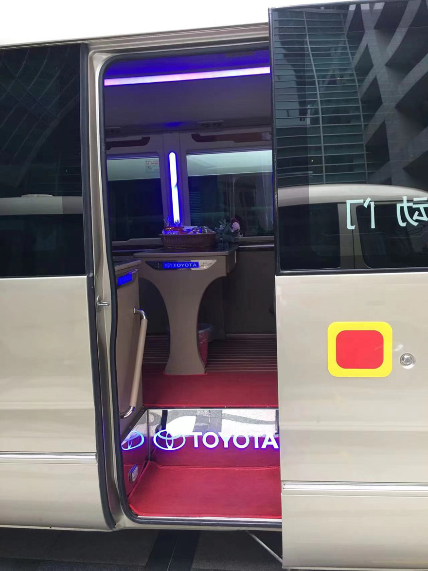 广东广州市区商务接待配带司机出租豪华丰田考斯特中巴车(16座)_广州租车包车用车 首选广州蓝图汽车租赁公司